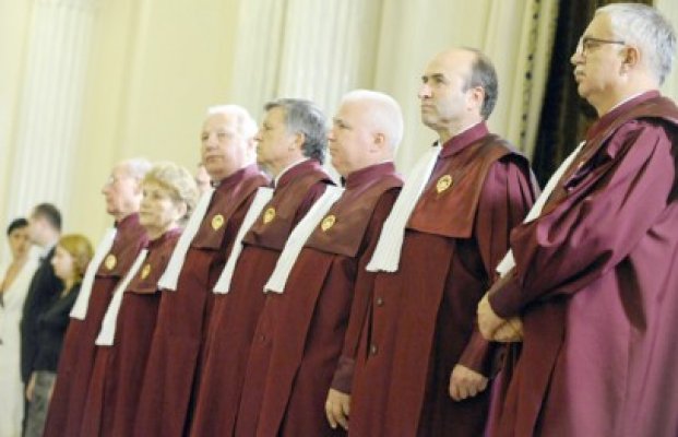 Curtea Constituţională: Cele două condiţii puse referendumului respectă recomandările Comisiei de la Veneţia